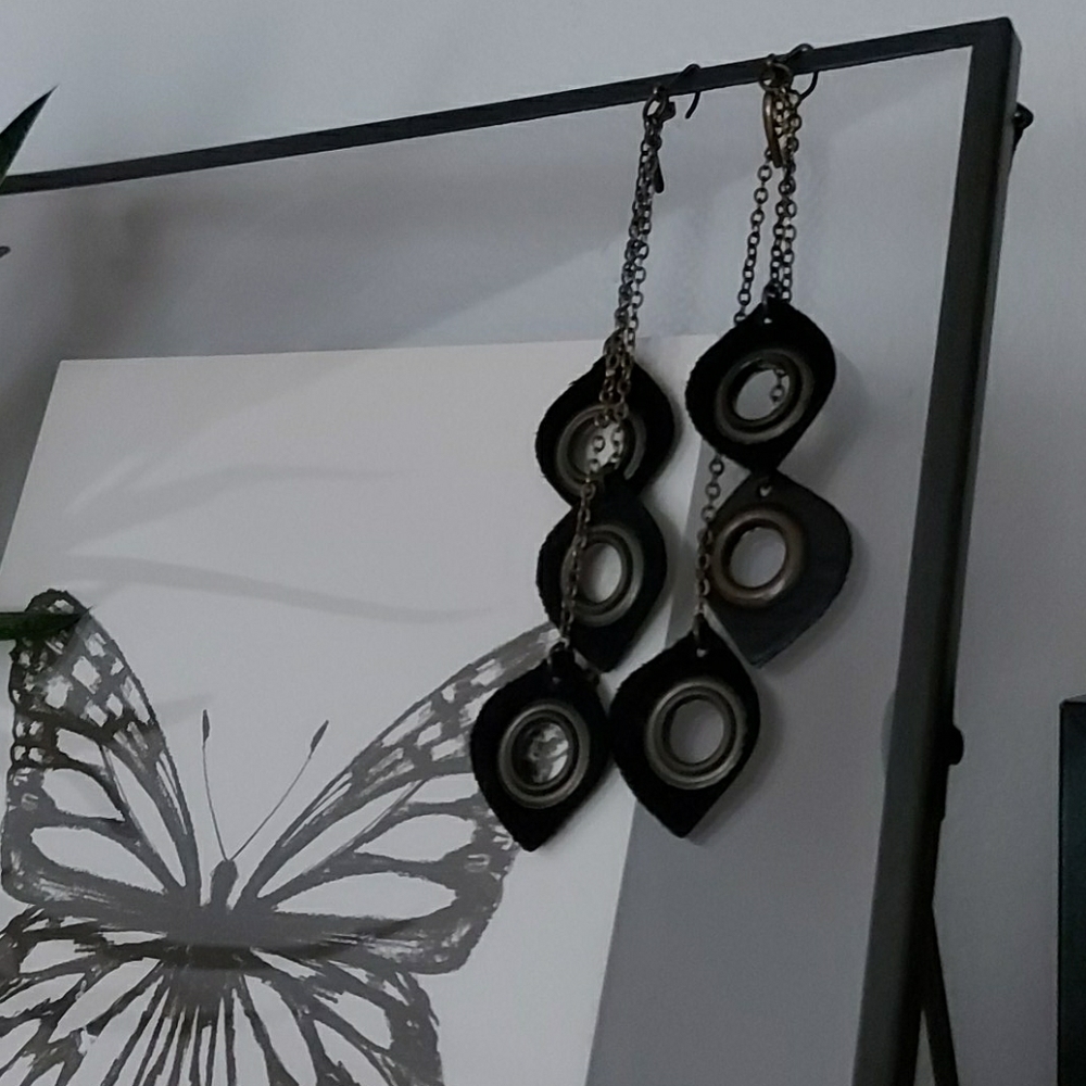 Free with bundle of 2+ Leather pendant earrings